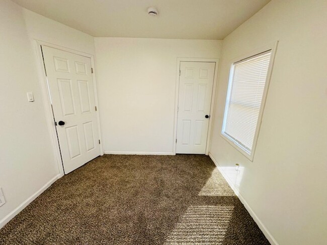 Building Photo - 3 Bedroom 1 Bath Welcome Section 8 Totally...