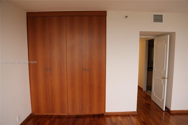 Building Photo - 1541 Brickell Ave