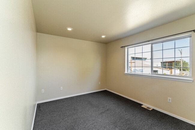 Building Photo - MOVE-IN SPECIAL! $500 plus Security Deposi...