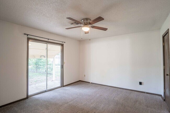 Building Photo - Coming Soon! 2 bed/1 bath!