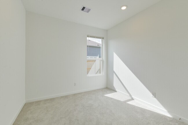 Building Photo - 5815 Linda Cv Ln