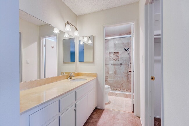Building Photo - Resort-style amenities in a highly desirab...