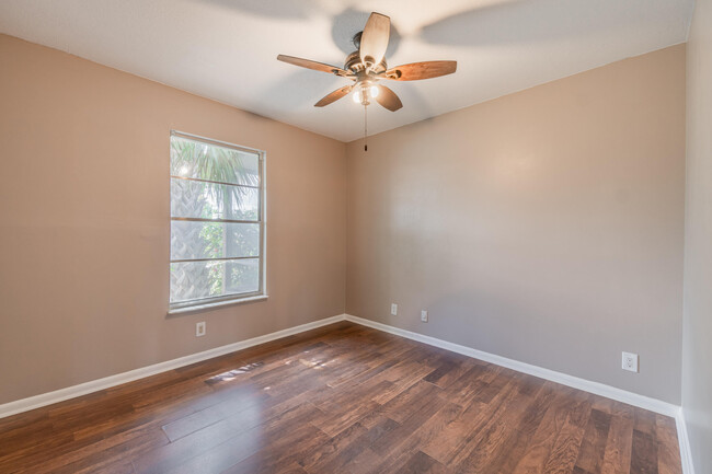 Building Photo - 602 SE Ridgely Ave