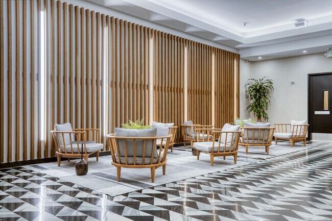 Building Photo - 612 Flower St