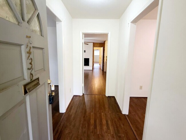 Building Photo - 2 Bed, 2 Bath Duplex near White Rock Lake!
