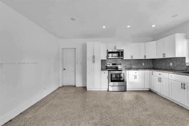 Building Photo - 1550 SW 23rd Ct