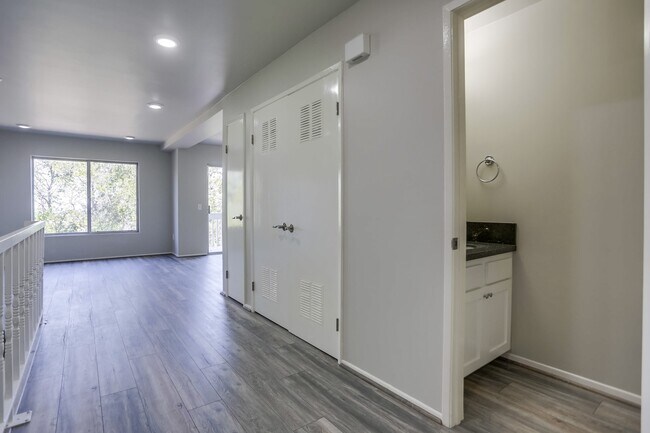 Building Photo - 2 Bedroom Oceanside Condo, with Private Ya...