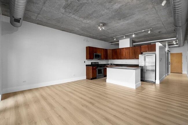 Building Photo - 1000 N Kingsbury St