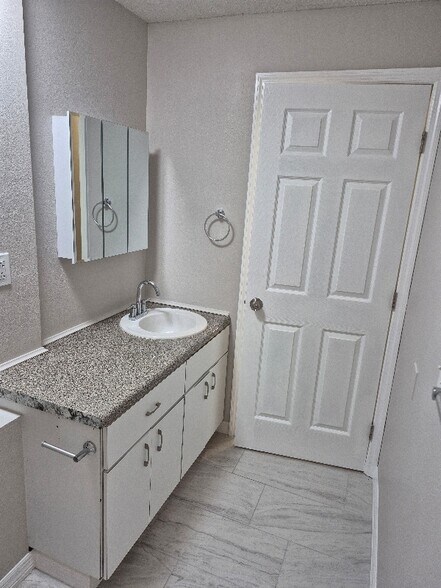 Building Photo - 13095 Linden Dr