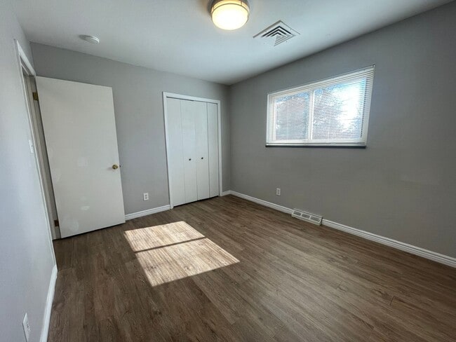 Building Photo - $0 DEPOSIT OPTION. TRI-LEVEL AURORA HOME WITH MODERN AMENITIES AND SPACIOUS INTERIORS