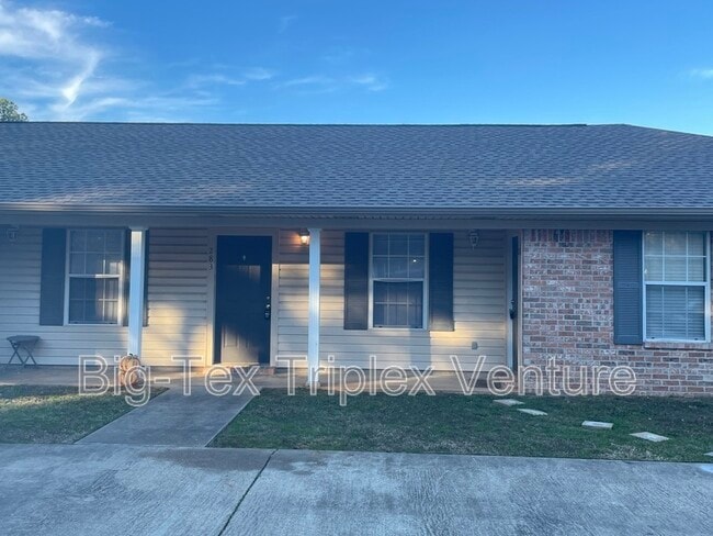 Building Photo - 283 N Pecan St
