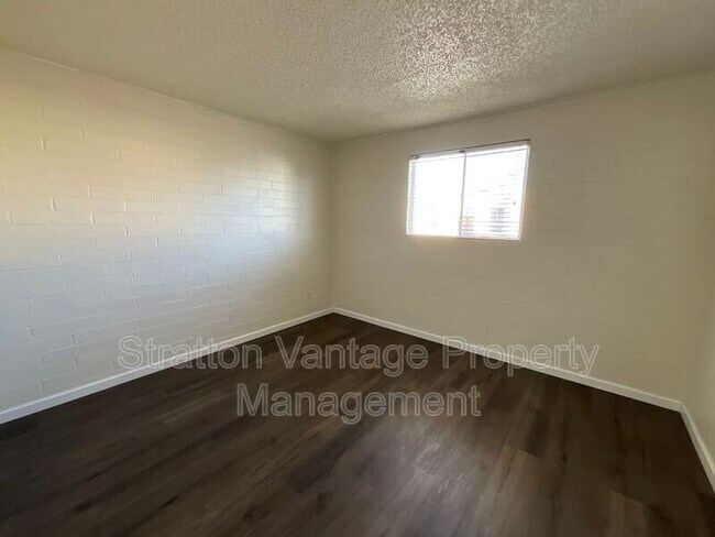 Building Photo - 6936 E 4th St