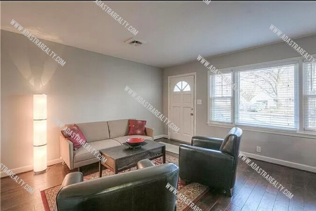 Building Photo - Beautiful Roeland Park Ranch-Available NOW!!