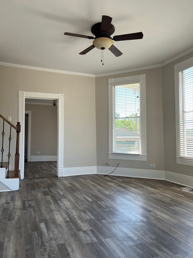 Building Photo - 908 N Main St