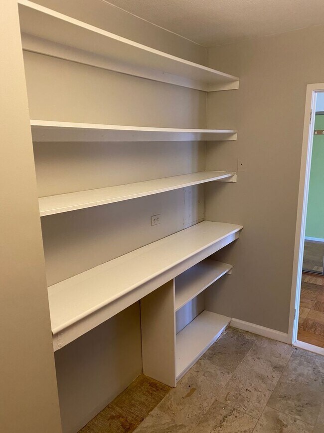 Building Photo - Large 744 sq.ft. 1 bedroom in historic Riverpark DC building