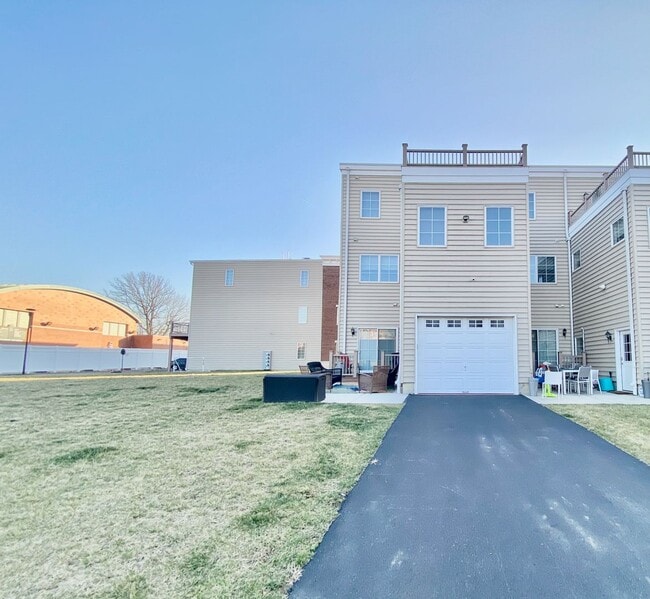 Building Photo - SIENA Place/PACKER PARK CORNER 4 Bedroom/2...