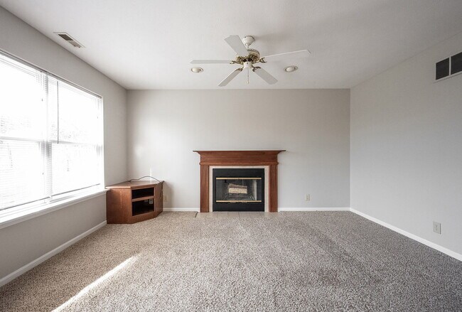 Building Photo - "Spacious 4-Bedroom Retreat with 2.5 Baths...
