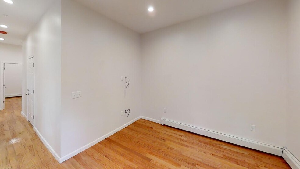Building Photo - 140 Putnam St