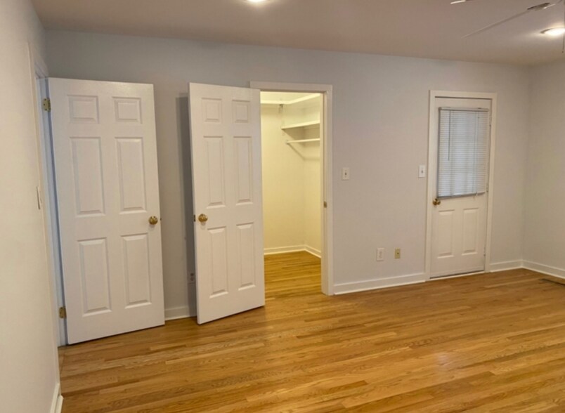 Building Photo - 261 Hedgerow Rd