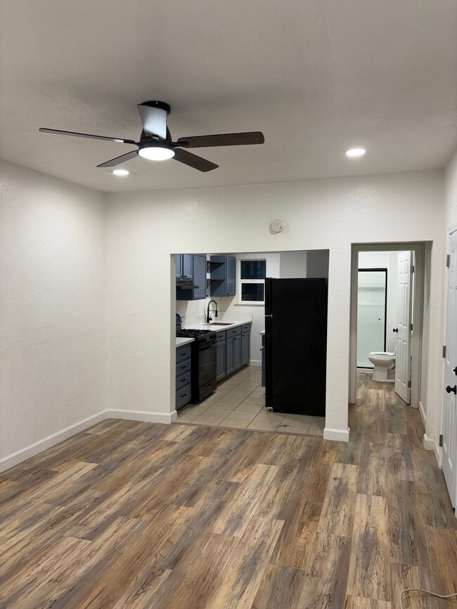 Building Photo - 124 7th St