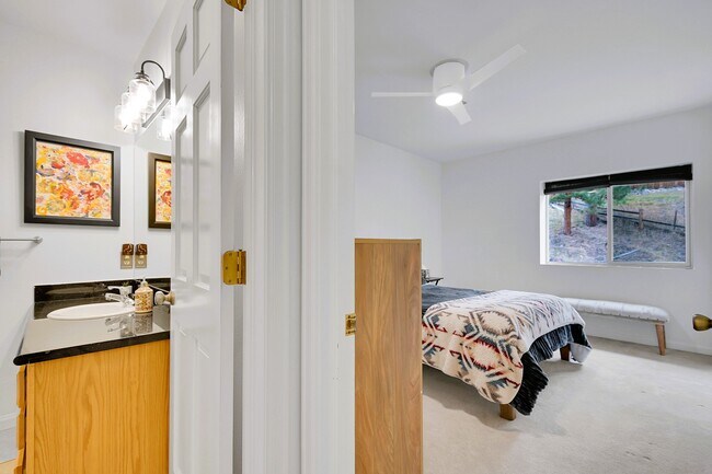 Building Photo - 28384 Kinnikinick Rd