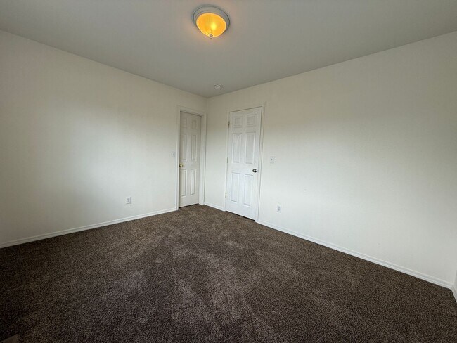 Building Photo - CHECK OUT THIS SPACIOUS TOWNHOUSE IN REDMO...
