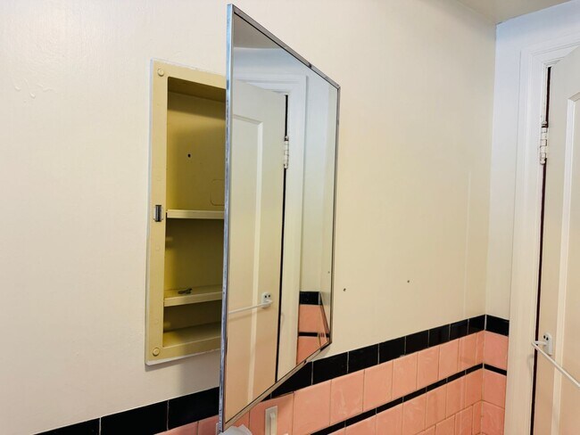 Building Photo - Furnished One Bedroom Near Hospitals