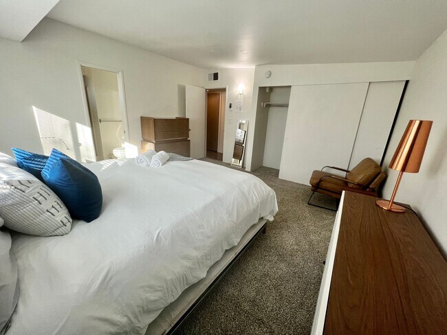 Building Photo - 3 Bedroom 2 Bathroom - Fully Furnished - Mid Century Modern