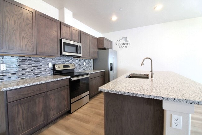 Building Photo - 3 Bedroom, 2.5 Bath Townhome in Central Kennewick