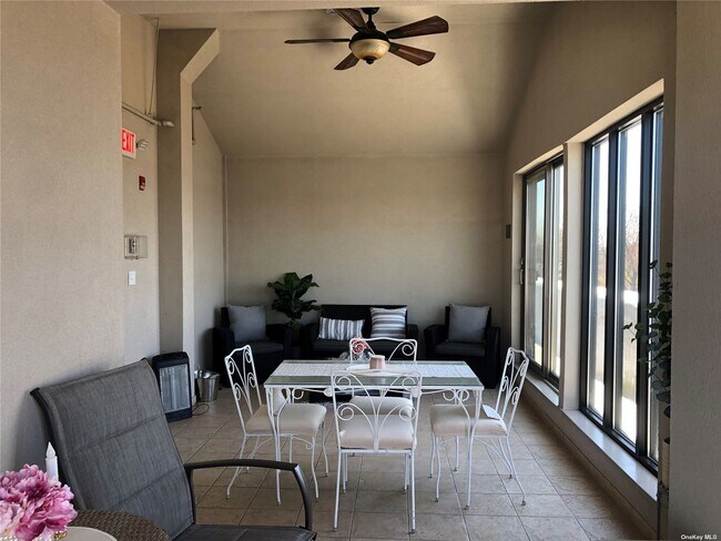 Building Photo - 303 Main St