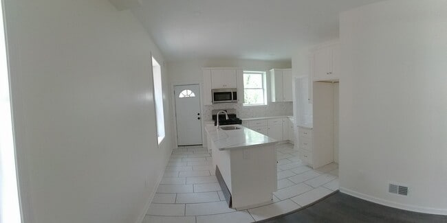 Building Photo - 4 Bedroom 3.5 Bath Home