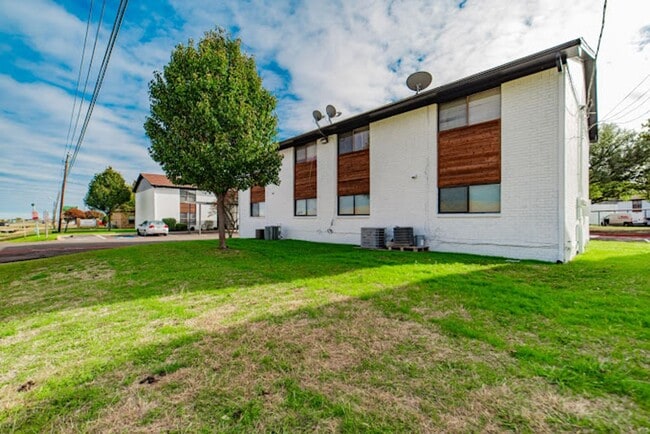 Building Photo - Our Renovated 2 Bedroom, 1 Bath is Waiting for You to Come Home in Waxahachie!