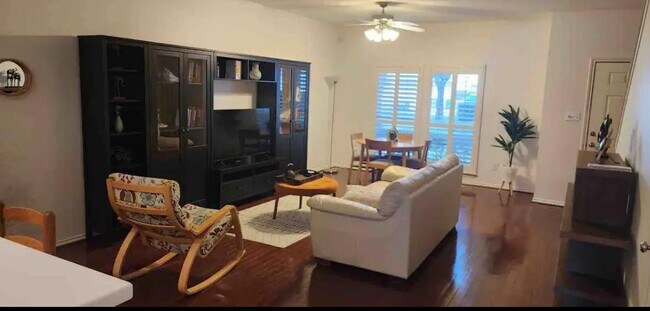 Living Room - 806 W Heights Hollow Ln