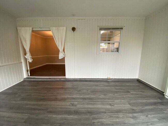 Building Photo - Beautiful 2 Bedroom / 2 Bath Apartment in Green Hills Under $2000!