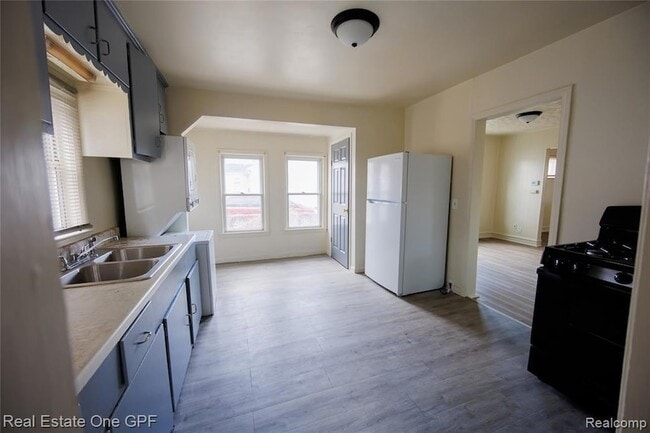 Building Photo - 8242 Maxwell Ave