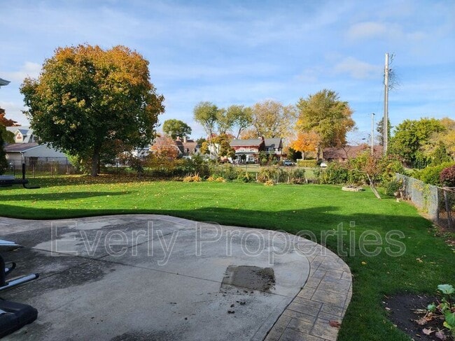 Building Photo - 120 68th Pl