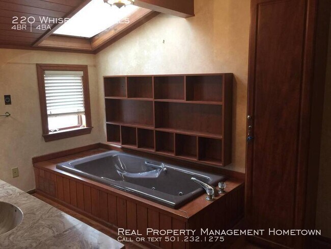 Building Photo - 220 Whispering Hill St