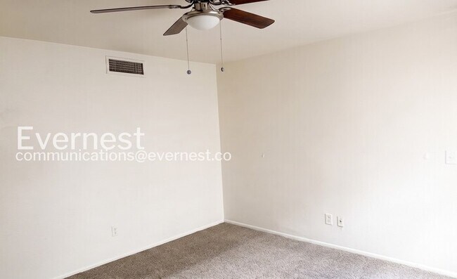 Building Photo - 3Bed/2Bath with Fenced Yard/ Available Now!