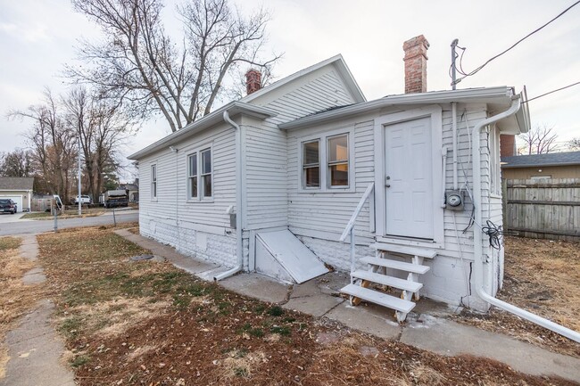 Building Photo - Cozy 2 Bed 1 Bath House!