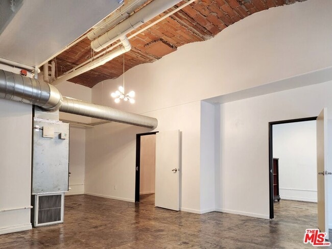 Building Photo - 215 W 7th St