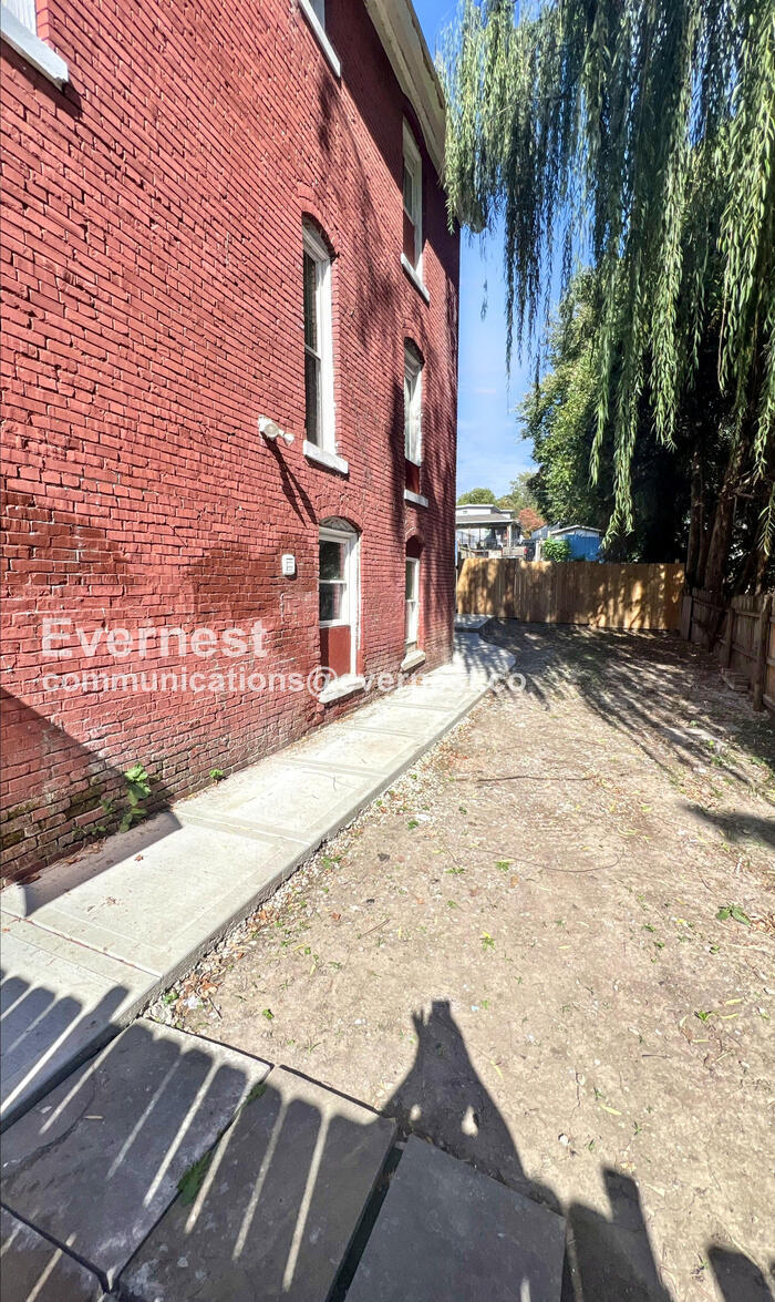 Building Photo - 3226 Smart Ave