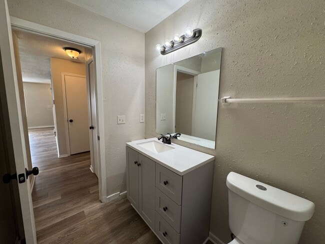 Building Photo - Beautiful 3 Bedroom, 1.5 Bath Townhome wit...