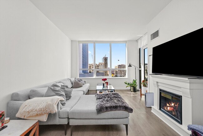 Building Photo - 750 N Hudson Ave