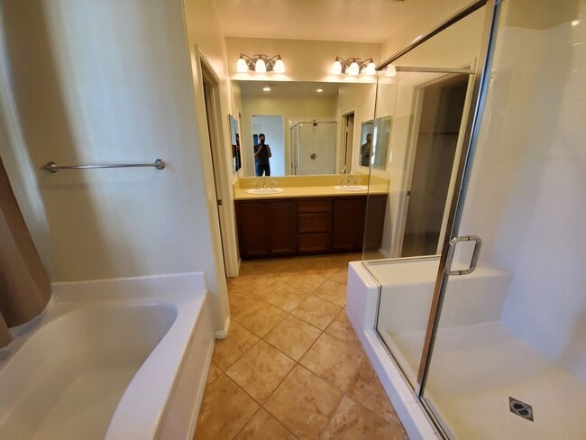 Building Photo - Spacious 4 Bedroom 3 Bath Two Story Riverp...