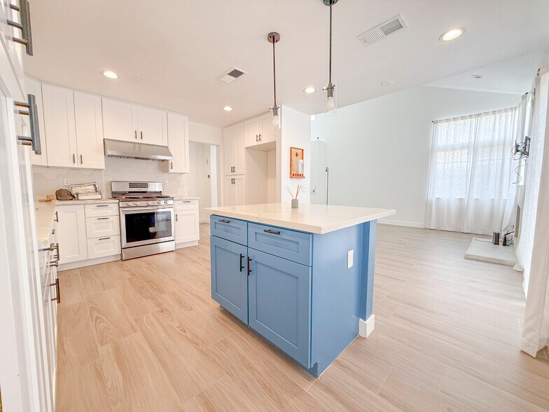 Kitchen + living room - 3598 Meadowlark St