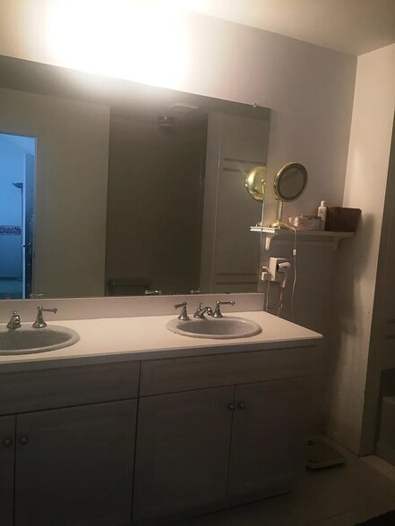 Master bathroom - 137 Salem Rd