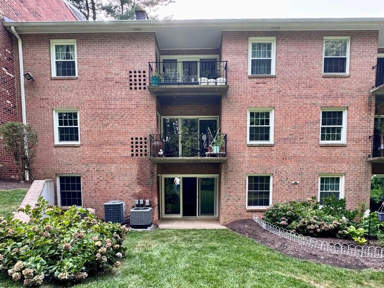 Building Photo - 3915 Lyndhurst Dr