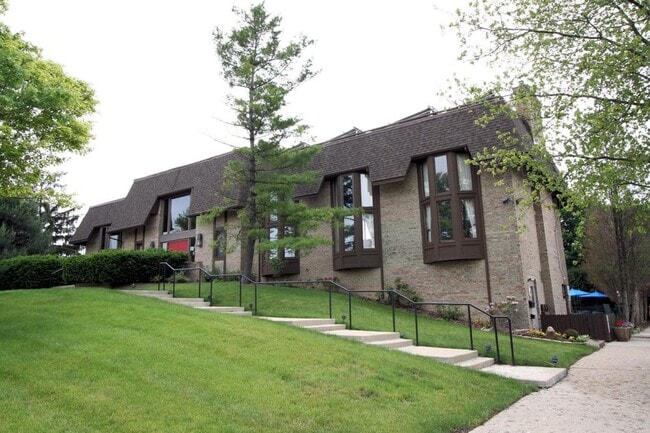 Building Photo - Updated End-Unit Condo in Earhart Village – Prime Location!