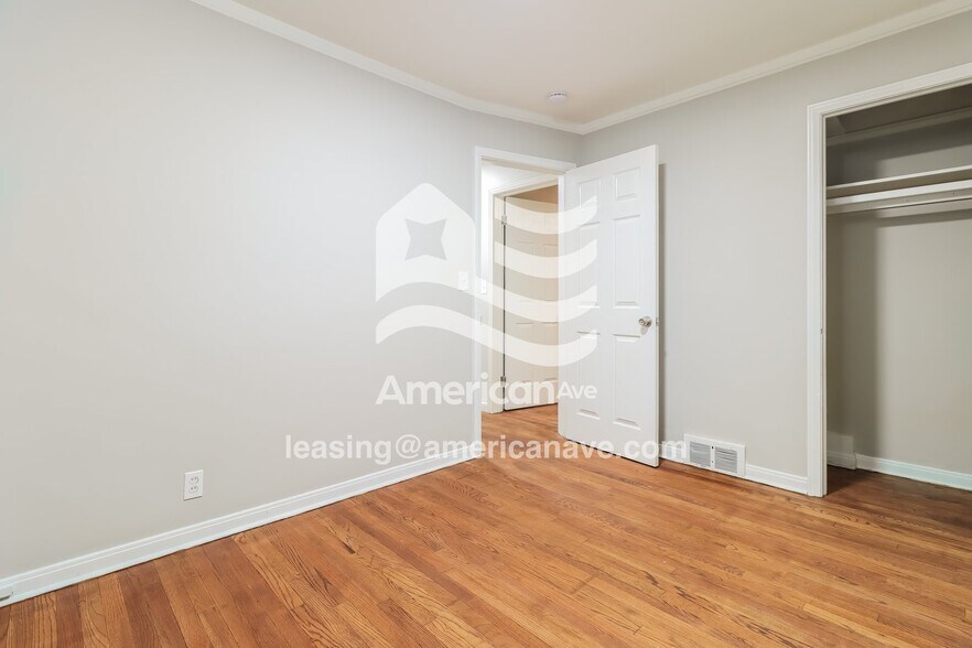 Building Photo - 5065 Lafontaine St