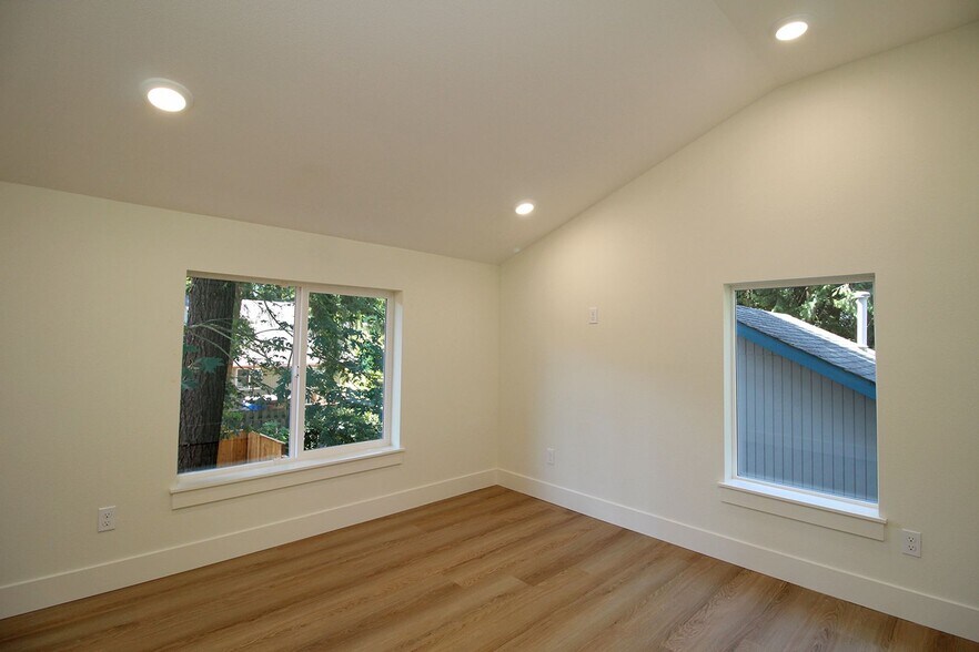 Building Photo - 4660-4660 SW Fairvale Ct